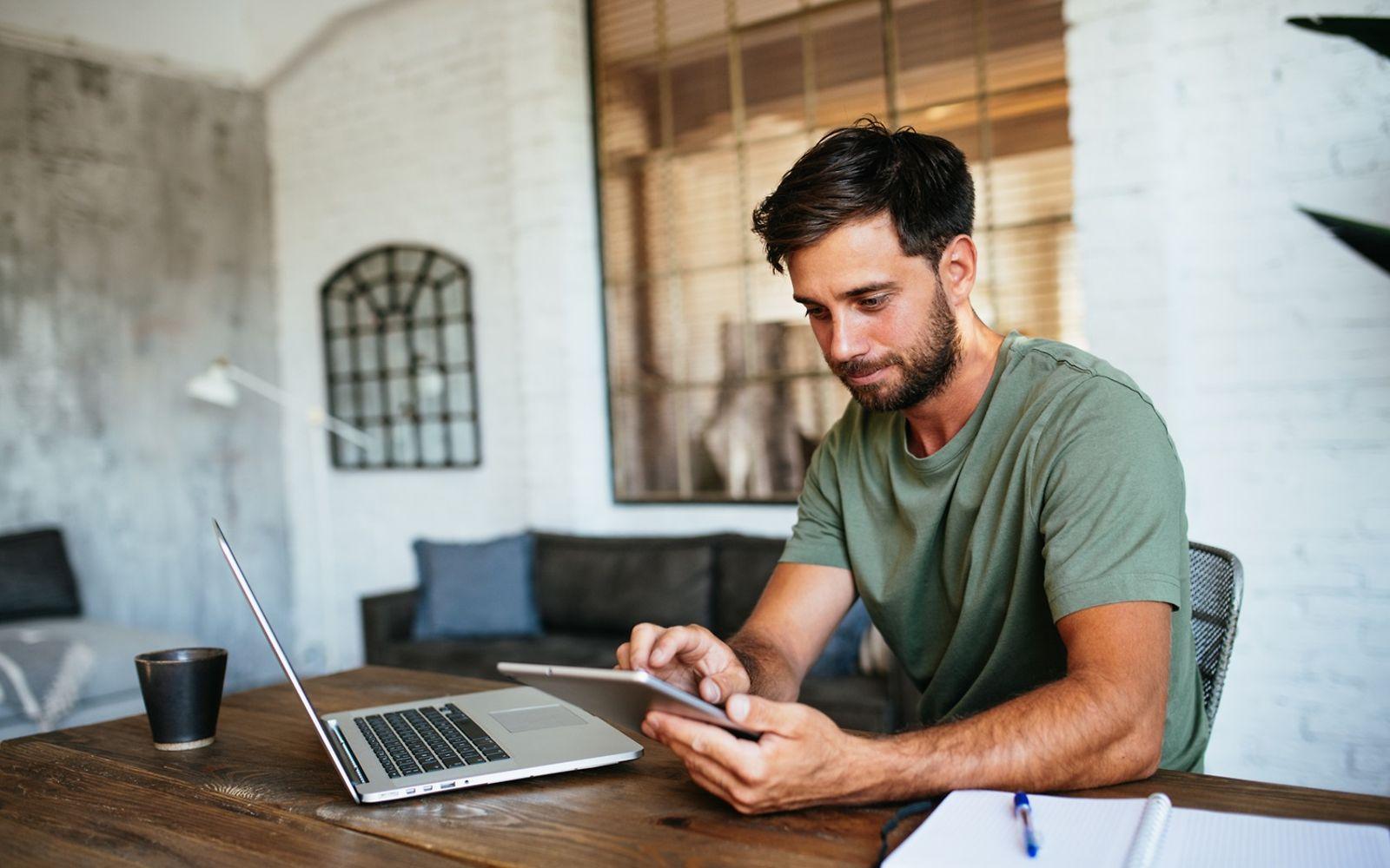 Mann widerspricht digital mit dem Tablet dem Gesundheitsdatennutzungsgesetz.
