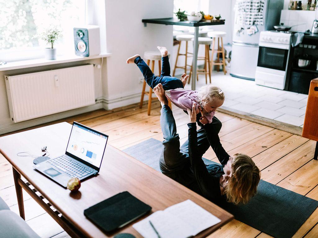 Bild: Junge Mutter macht im Homeoffice eine Pause mit Ihrem Kind.