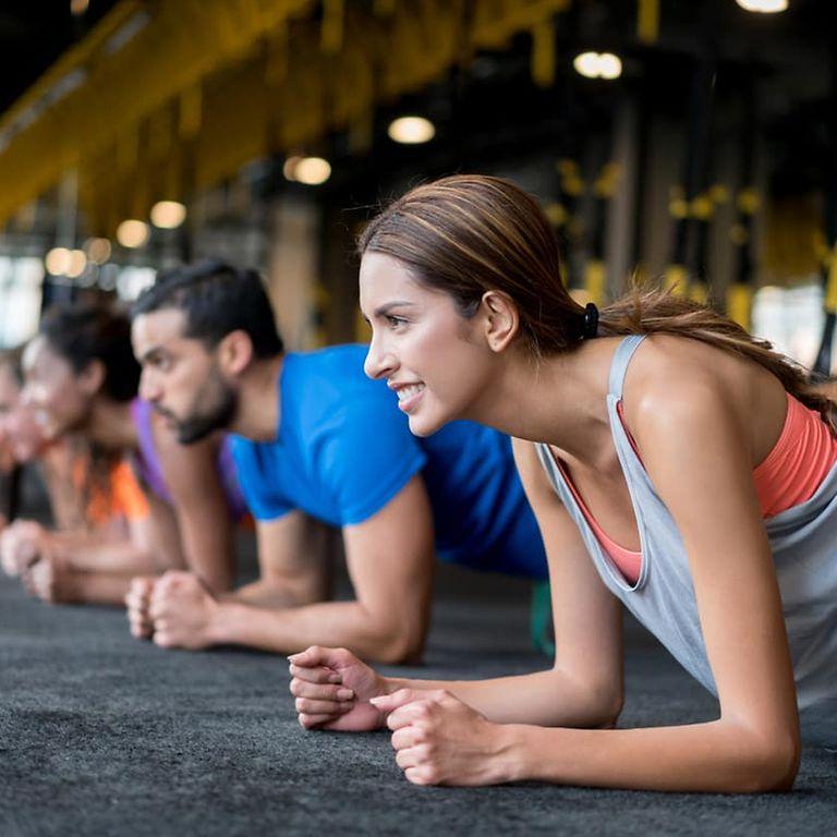 AktivBonus: Frauen und Männer im Fitnesskurs.