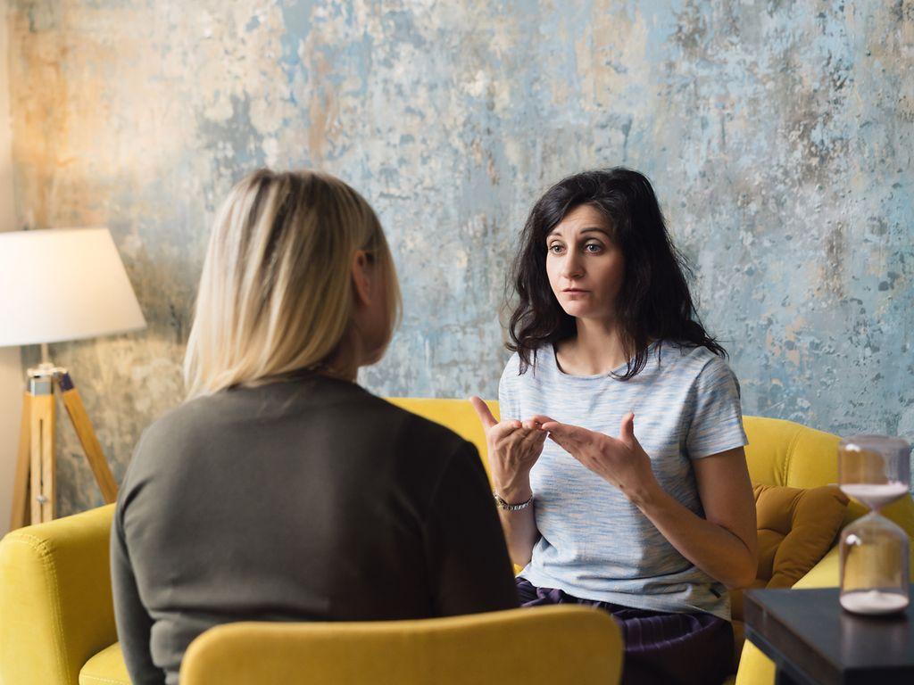 Psychische Gesundheit: Eine junge Frau im Gespräch mit einer Psychologin