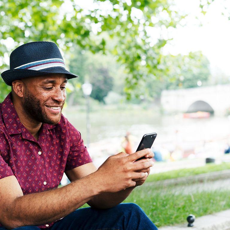 Symbolbild: Mann nutzt sein Smartphone.