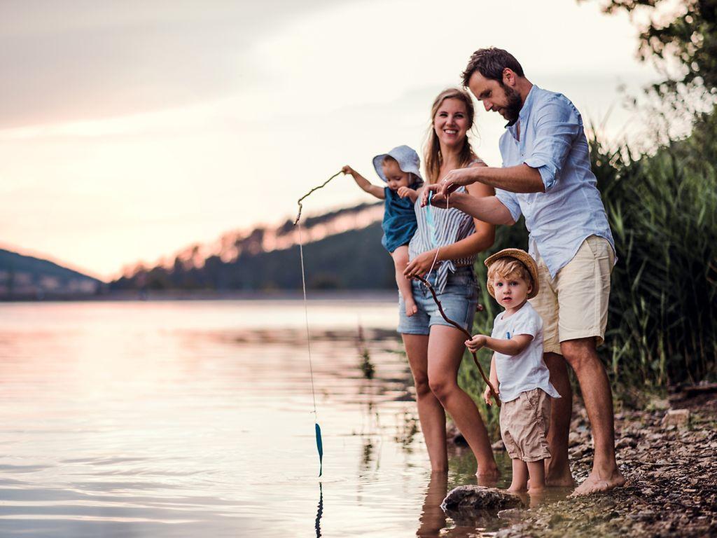 Eine Familie angelt am See