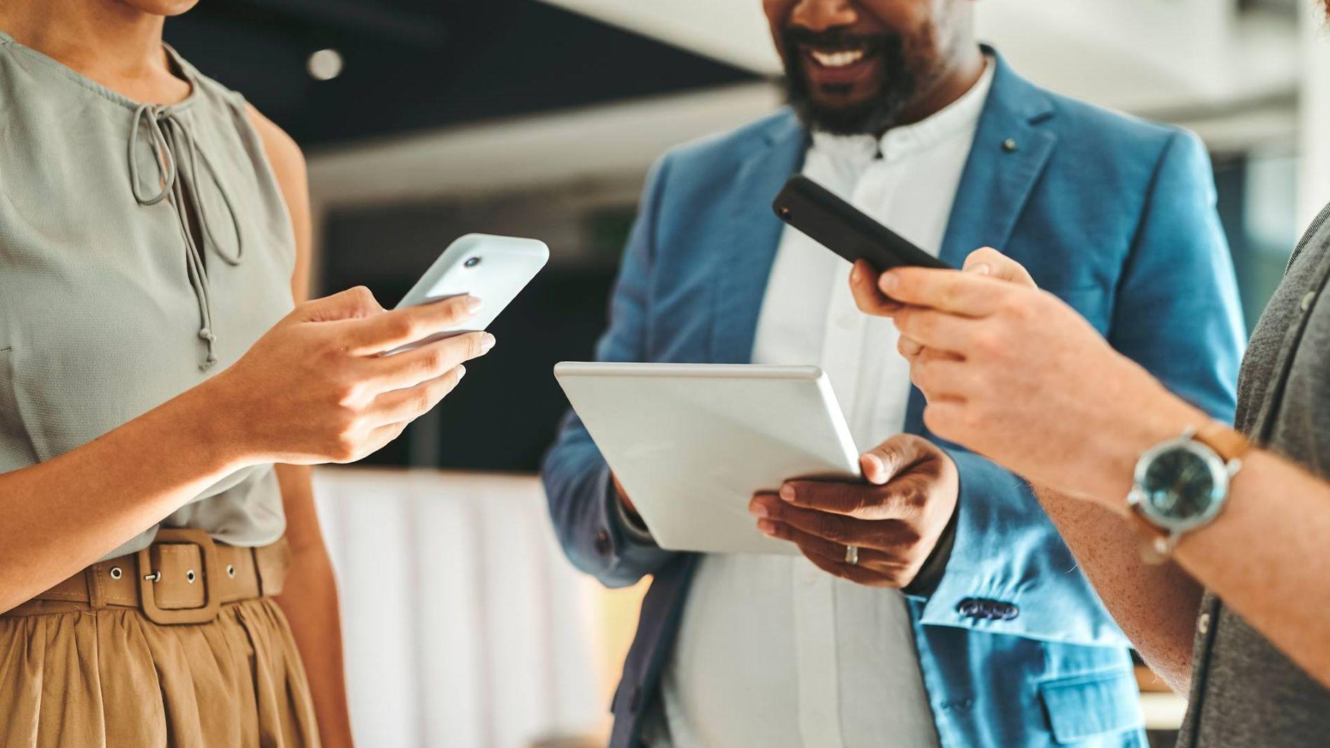 Symbolbild DAK-Presseportal: Menschen mit Handys und Tablet.