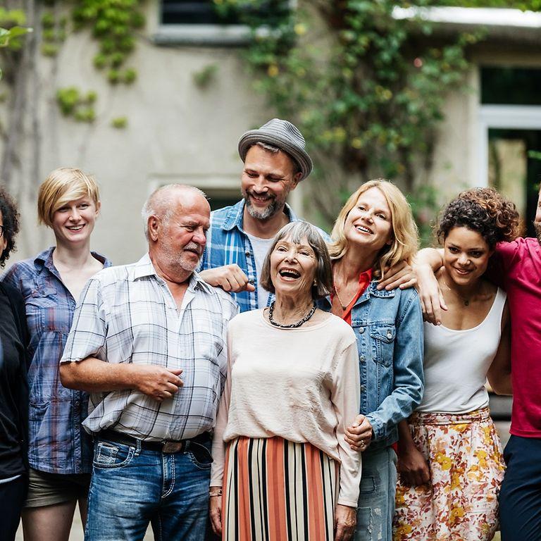 Freunde und Familie stehen zusammen in Gruppe