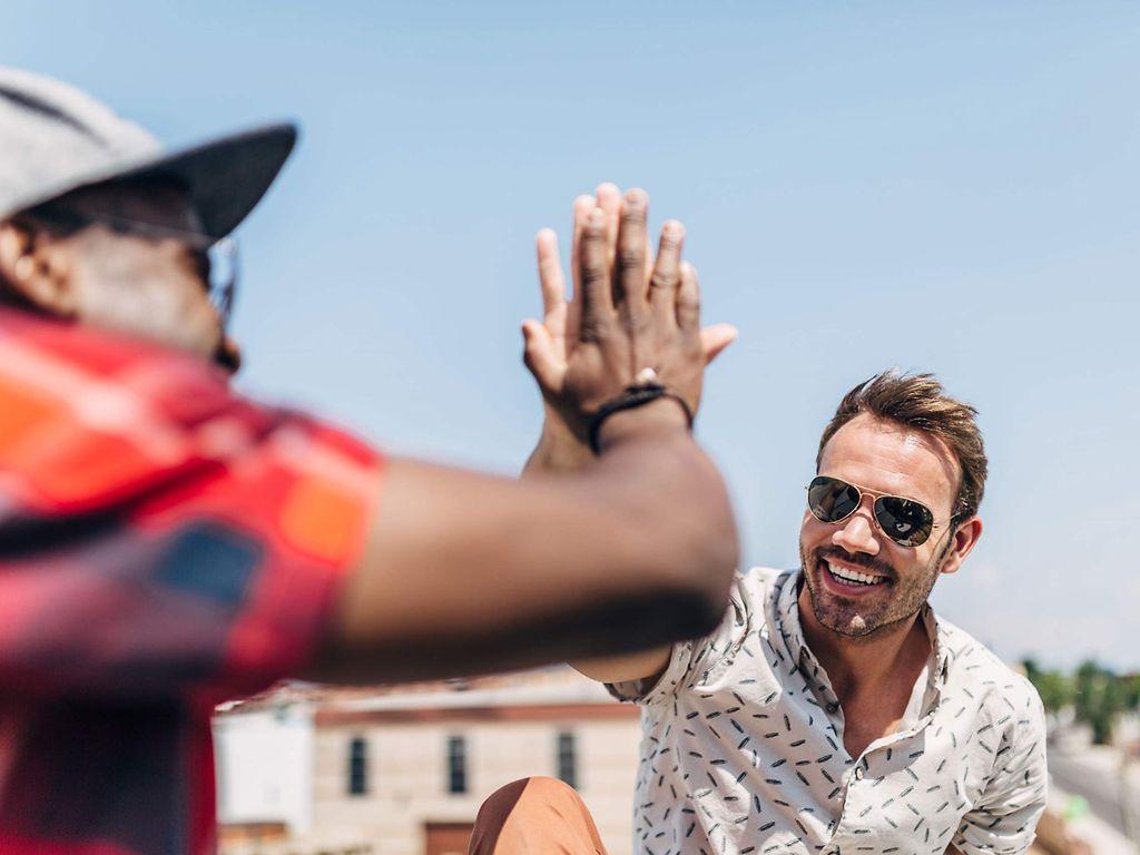 Männergesundheit: Zwei Männer in High-Five-Pose.