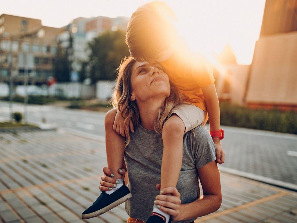 Kuren für Mütter, Väter und Kinder: Mutter läuft mit Kind auf dem Rücken umher.