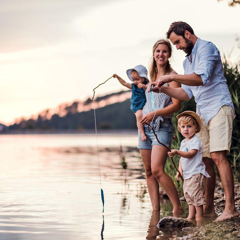 Eine Familie angelt am See